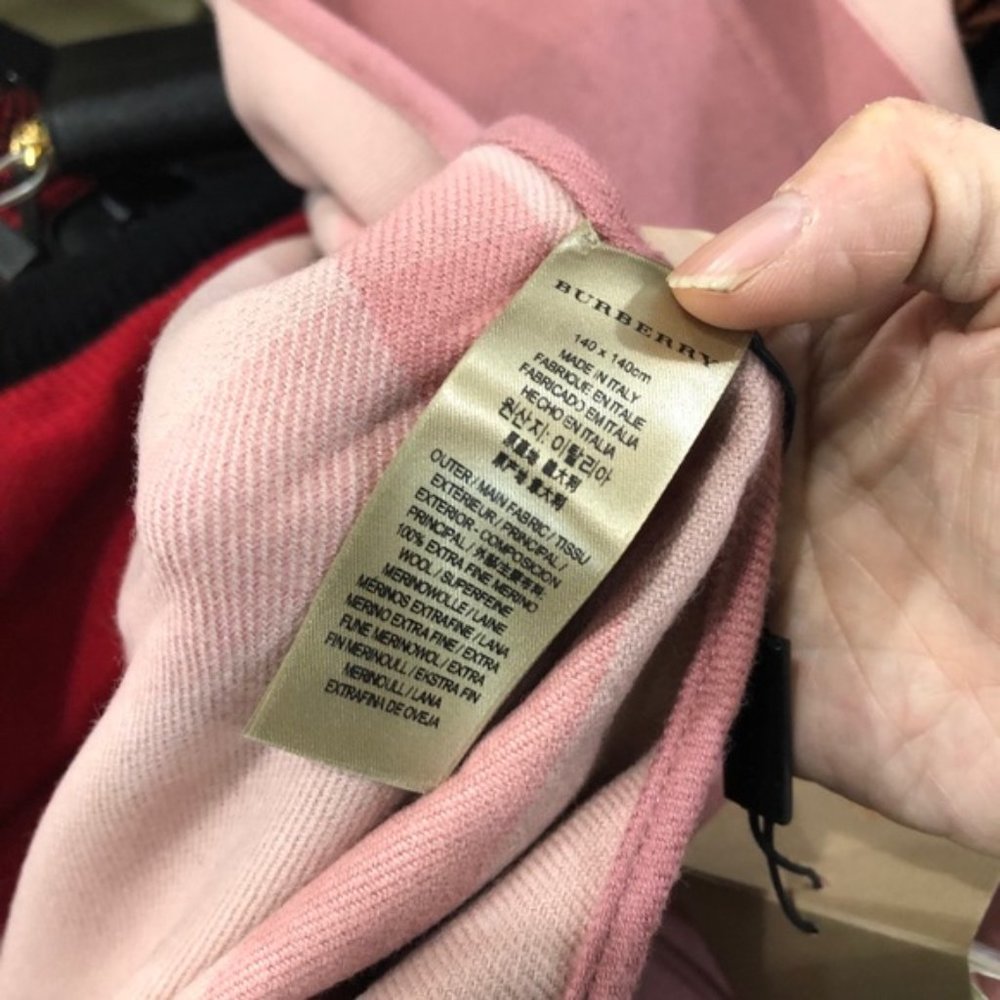 $950 burberry reversible wool check wrap NWT - Picture 11 of 13
